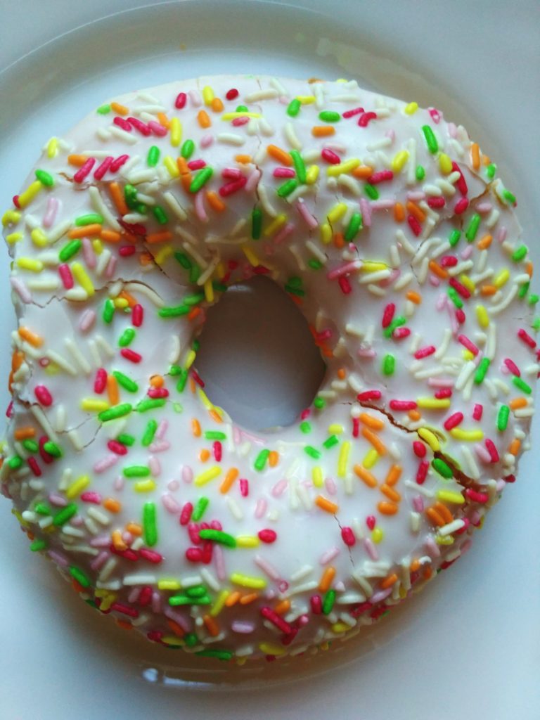 biedronka donut z cukierkami