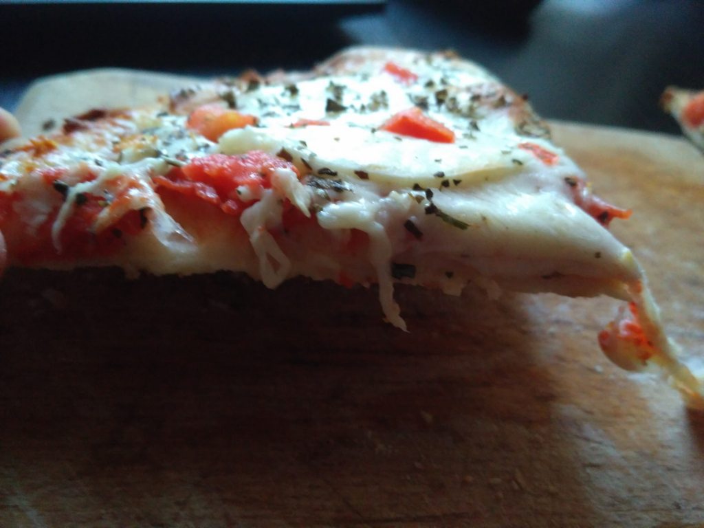 test pizza caprese z biedronki