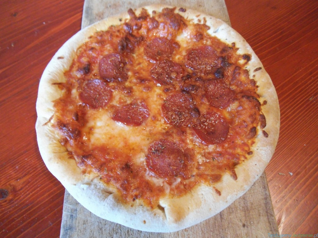 efekt końcowy gotowa pizza z wypełnionym brzegiem