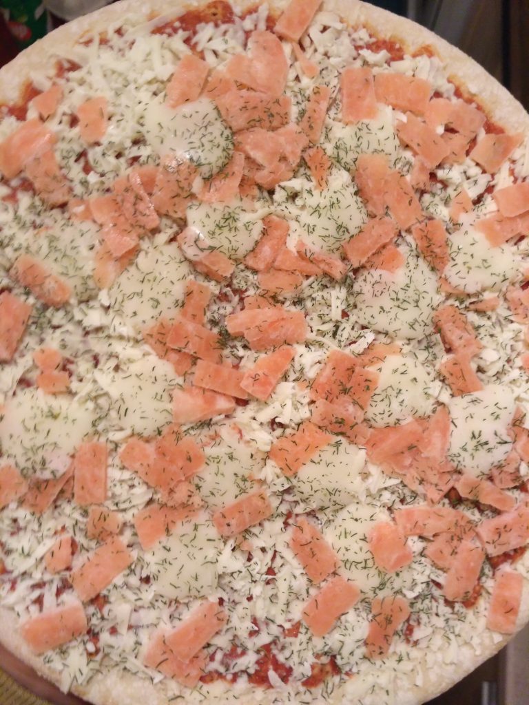 biedronka pizza z łososiem