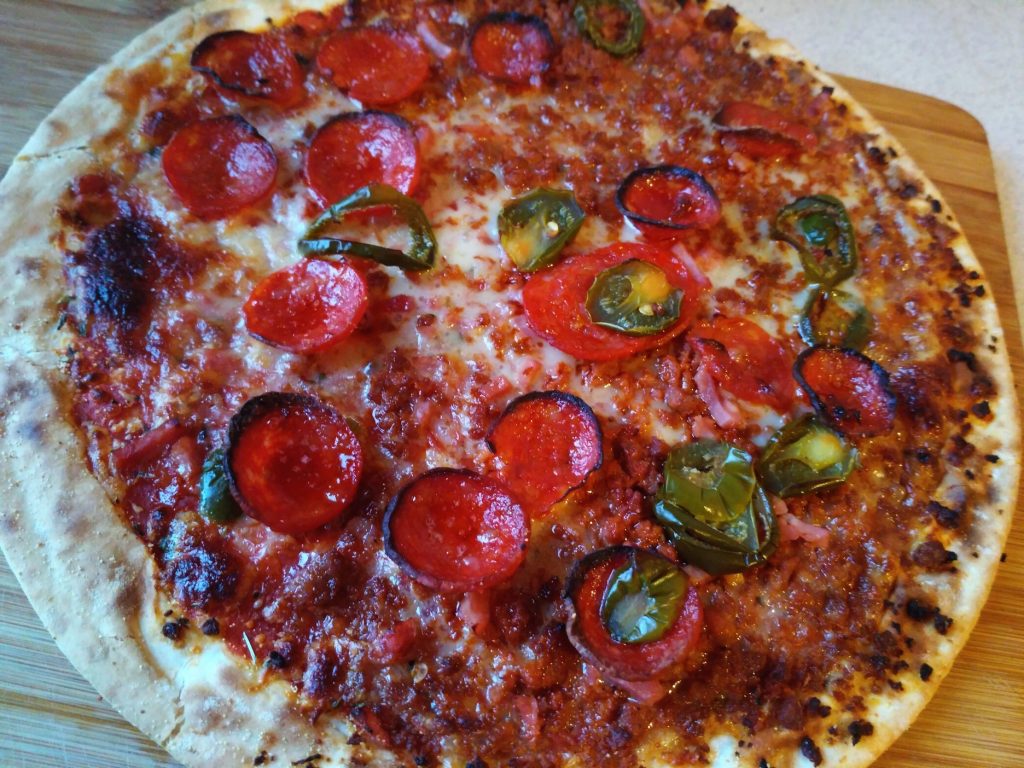 pizza z pepperoni i jalapeno
