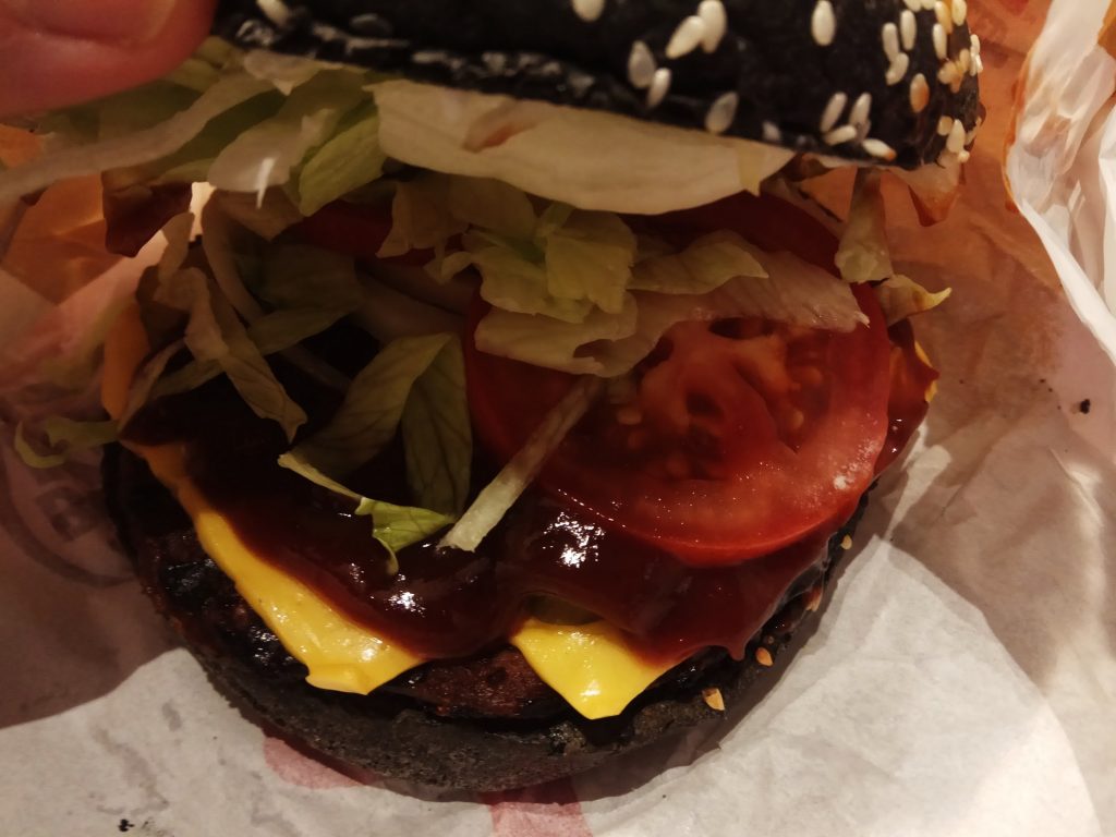 czarny burger z burger king